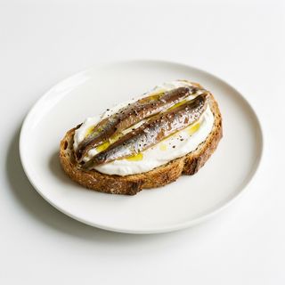 Tostada De Queso Fresco Con Anchoas