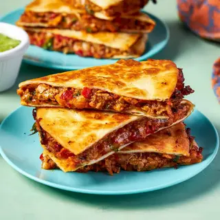 Quesadilla con salsiccia piccante