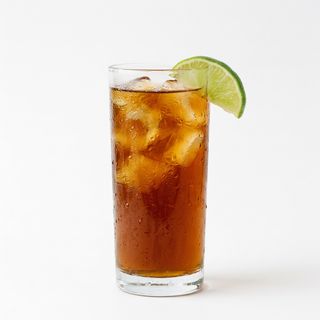 Agua de panela con limón.