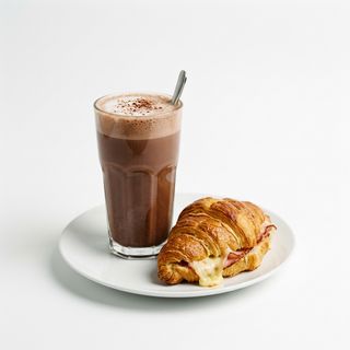 Colacao (250 Ml.) Con Croissant De Jamón Y Queso