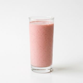 Zumo De Fresa Con Plátano Y Leche (16 Oz.)