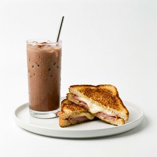 Colacao (250 Ml.) Con Sándwich Mixto