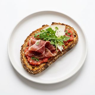 Tostada Tomate, Rúcula, Jamón Serrano Y Queso Semicurado