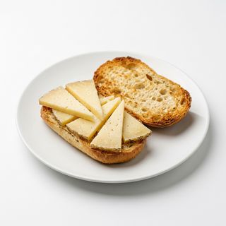 Tostada Con Queso Curado (Entera)