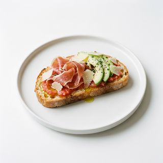 Tostada Tomate, AOVE, Jamón Serrano, Aguacate Y Semicurado
