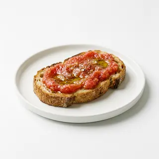 Tostada de pan de masa madre y tomate