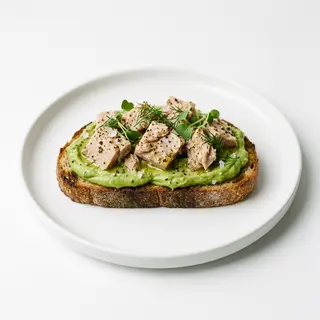 Tostada Con Crema De Aguacate Con Atún