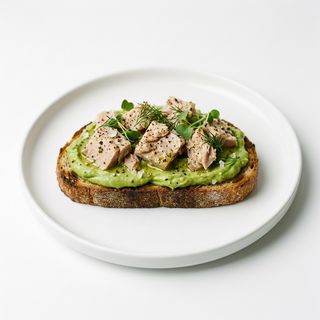Tostada Con Crema De Aguacate Con Atún