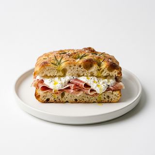 Focaccia Con Prosciutto Crudo E Stracciatella