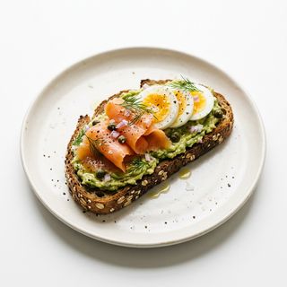 Tostada Salmón Ahumado, Aguacate Y Huevo Cocido