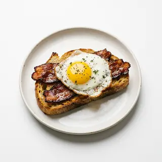Tosta con huevo y bacon