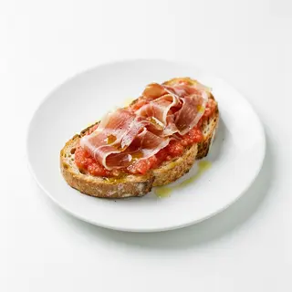 Tosta con jamón, tomate y aceite