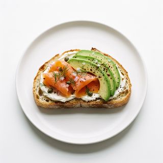 Tostada Salmón Ahumado, Queso Crema Y Aguacate