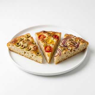 Pan Focaccia con aceitunas verdes, tomate cherry y cebolla (3 ud.)
