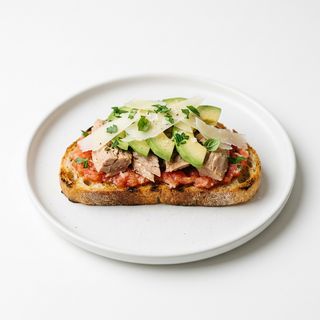 Tostada Tomate, Atún, Aguacate Y Queso Semicurado