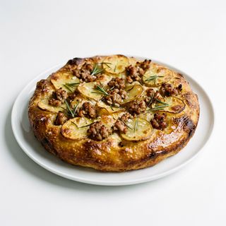 Trancio di Focaccia barese con patate e salsiccia