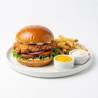 Hamburguesa Broaster + Patatas Fritas Naturales + 2 Salsas