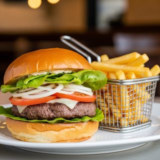 Hamburger e patatine fritte