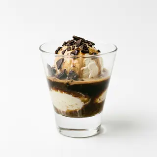 Affogato Con Helado De Vainilla Más Chocolate Crujiente Con Espresso Doble Y Baileys