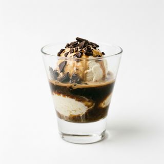 Affogato Con Helado De Vainilla Más Chocolate Crujiente Con Espresso Doble Y Baileys