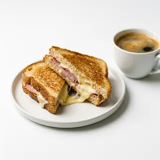 Café (120 Ml.) Con Sándwich Mixto