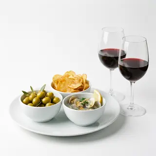 Tapas Olivas, Patatas, Berberechos Y 2 Copas De Vino