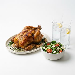 Menú 8, Para 2 Personas, 1 Pollo Asado + Ensalada Mixta con Queso + 2 Refrescos o Cervezas 0.33L