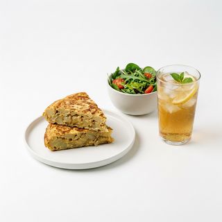 2 Pintxos de Tortilla, 1 Bebida y 1 Ensalada para Acompañar