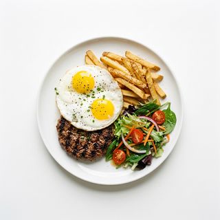 Plato #4: Hamburguesa, Patatas, Huevos y Ensalada