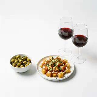 Tapas Olivas, Patatas Y 2 Copas De Vino 