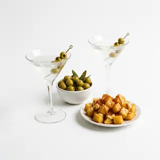 Tapas Olivas, Patatas Y 2 Martinis