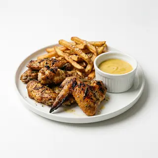 Combo de alitas de pollo a la brasa con patatas fritas caseras