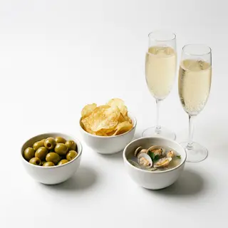 Tapas Olivas, Patatas, Berberechos Y 2 Copas De Cava