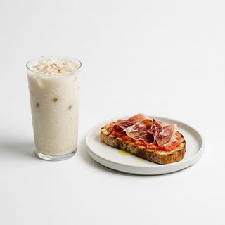 Combo De Batido De Proteínas 500 Ml. Y Tostada De Tomate Con Jamón