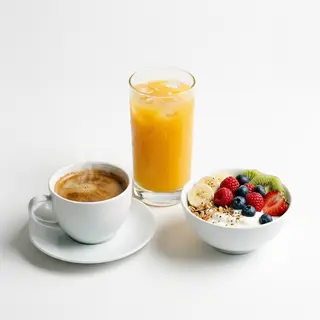 Café + Zumo De Naranja + Yogur Natural Con Fruta