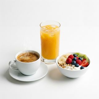 Café + Zumo De Naranja + Yogur Natural Con Fruta