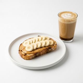 Combo Café Con Leche 350 Ml. + Tostada De Crema De Cacahuete Y Plátano