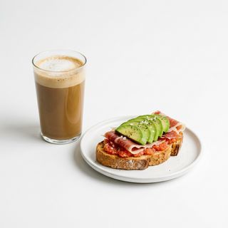 Combo De Café Con Leche 350 Ml. Y Tostada De Tomate Rallado Y Aguacate