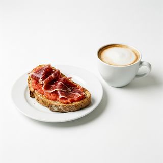 Combo De Café Con Leche 350 Ml. Y Tostada De Tomate Rallado Con Jamón