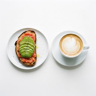 Combo Café Con Leche 350 Ml. + Tostada De Tomate Rallado, jamón y aguacate