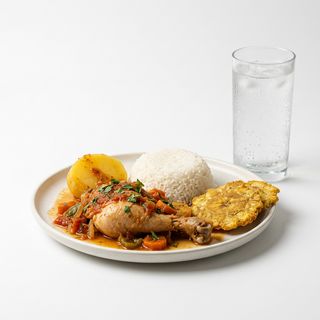 Menu sudado de pollo y patacon + arroz+ bebida