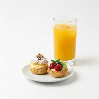 Pasticcini e succo a scelta