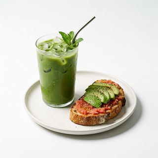 Combo De Té Matcha 350 Ml. Y Tostada De Tomate Rallado Con Aguacate