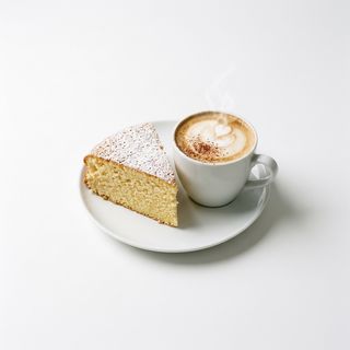 Torta e bevanda calda a scelta