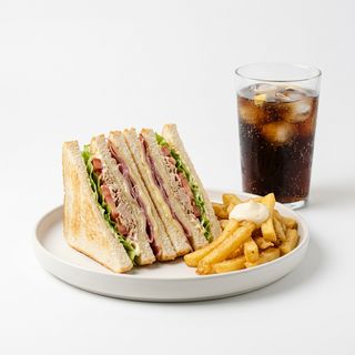 Menu sandwich club  con papas.