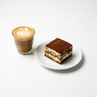 Combo Café Con Leche (30 Ml.) Y Tiramisú