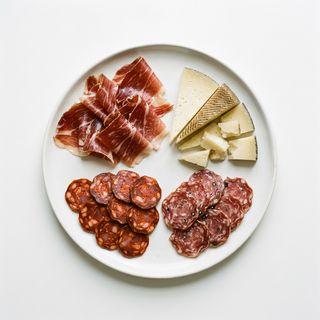Surtido De Embutidos Y Quesos