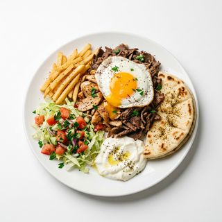 Plato de kebab con huevo
