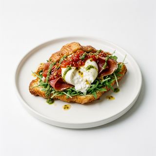 Croissant Aplastado Con Burrata Y Serrano