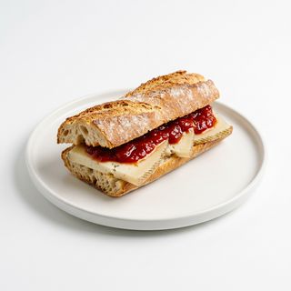 Bocadillo de Queso Semi  Con Mermerlada De Tomate